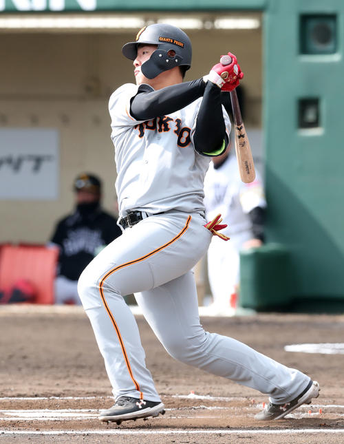 ソフトバンク対巨人　6回表巨人1死三塁、中前適時打を放つ岡本（撮影・垰建太）