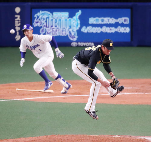 3回裏中日1死一、二塁、藤浪は京田の打球に反応しマウンドでジャンプするが捕球できず（撮影・加藤哉）