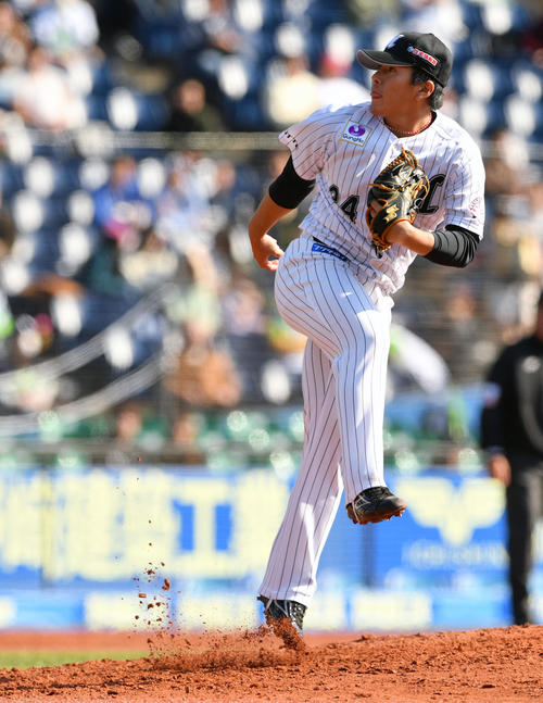 ロッテ4番手で登板し力投する東妻（撮影・滝沢徹郎）