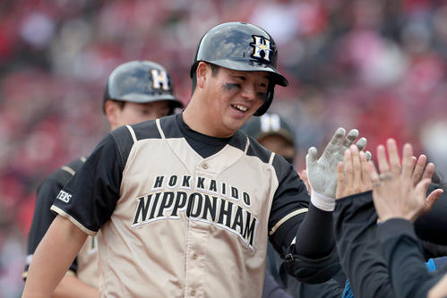 8回表日本ハム1死一塁、横尾は左越え2点本塁打を放ちチームメートに出迎えられる（撮影・佐藤翔太）