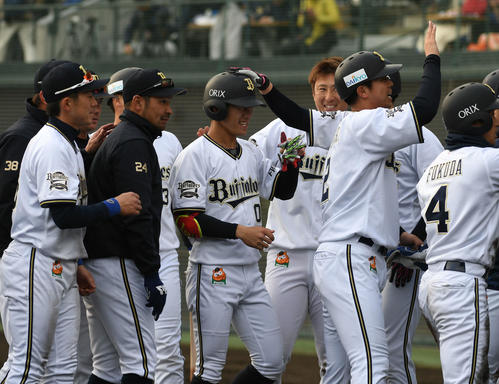 9回裏オリックス2死二、三塁、サヨナラ打を放った西浦颯大（中央）はナインの祝福を受ける（撮影・渦原淳）