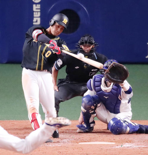 5回表阪神無死一、二塁、木浪は右前適時打を放つ（撮影・加藤哉）