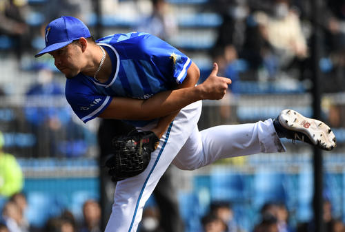 楽天対DeNA　力投するDeNA先発のバリオス（撮影・横山健太）