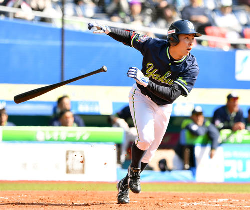 ロッテ対ヤクルト　3回表ヤクルト1死一、三塁、吉田は右越え二塁適時打を放ち先制する（撮影・滝沢徹郎）