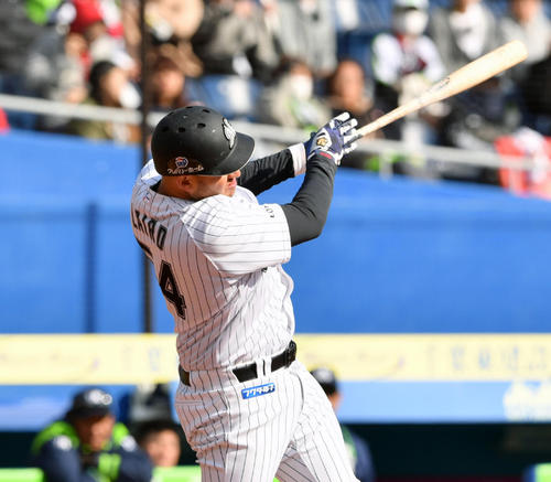 6回裏ロッテ無死満塁、レアードは左越え2点適時打を放つ（撮影・滝沢徹郎）
