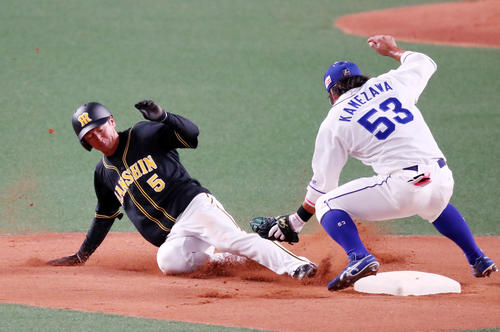 4回表阪神無死一塁、打者マルテのとき近本は二塁盗塁を決める、野手は亀沢（撮影・加藤哉）