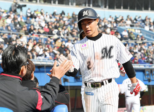 6回裏ロッテ無死満塁、レアードの左越え2点適時打から生還した藤原（右）はナインとタッチを交わす（撮影・滝沢徹郎）