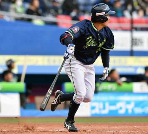 8回表2死二、三塁、吉田は左翼線に勝ち越しとなる2点適時二塁打を放つ（撮影・滝沢徹郎）