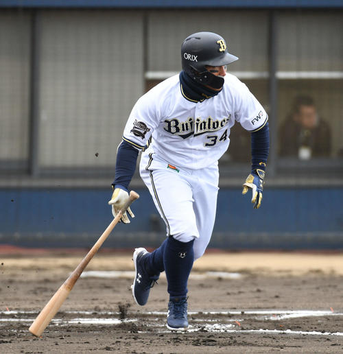 1回裏オリックス2死二塁、吉田正尚は先制適時内野安打を放つ（撮影・渦原淳）