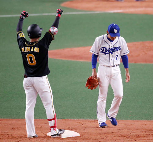 7回表阪神無死一塁、木浪は右越え適時二塁打を放つちベンチへ向かって両手を突き出す、右は根尾（撮影・加藤哉）