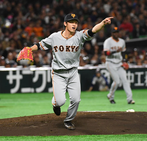 1回裏ソフトバンク1死、今宮の一飛を指さす先発の高橋優（撮影・今浪浩三）