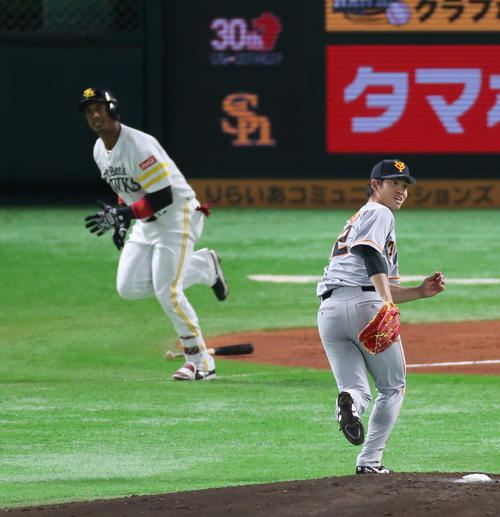 1回裏ソフトバンク2死一、二塁、ジュリスベル・グラシアルに中前適時打を浴びる高橋優貴（撮影・菊川光一）