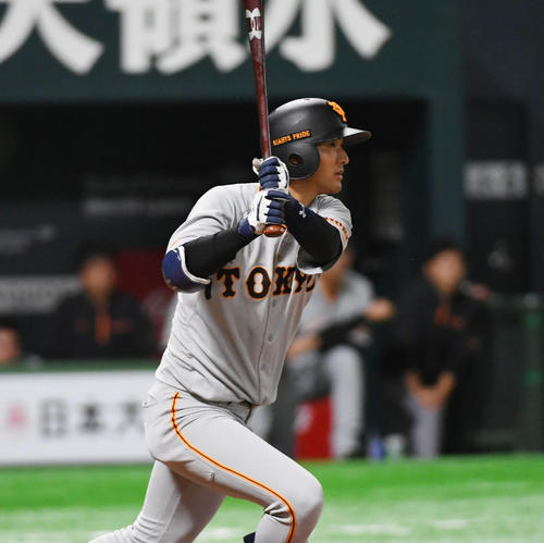 2回表巨人2死満塁、吉川尚輝は右前に同点の2点適時打を放つ（撮影・今浪浩三）