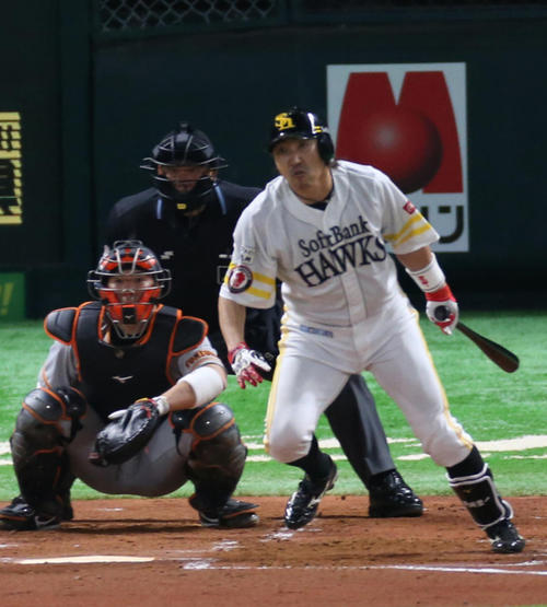 1回裏ソフトバンク2死一、二塁、中前適時打を放つ内川聖一（撮影・菊川光一）