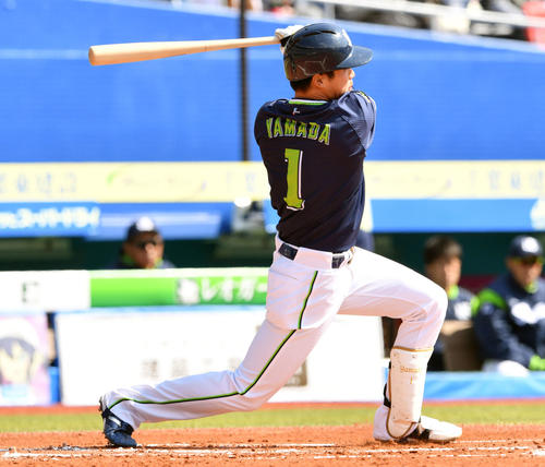 ロッテ対ヤクルト　1回表ヤクルト無死一、三塁、山田哲は左前適時打を放ち先制する（撮影・滝沢徹郎）
