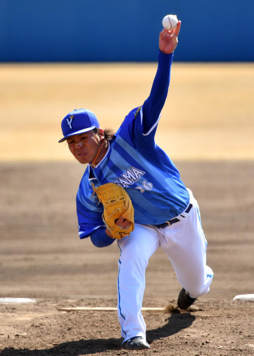 楽天対DeNA　力投するDeNA先発の浜口（撮影・横山健太）