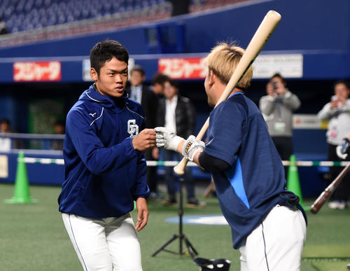 中日対西武 森(右)打撃練習中、あいさつする根尾(撮影・前岡正明)