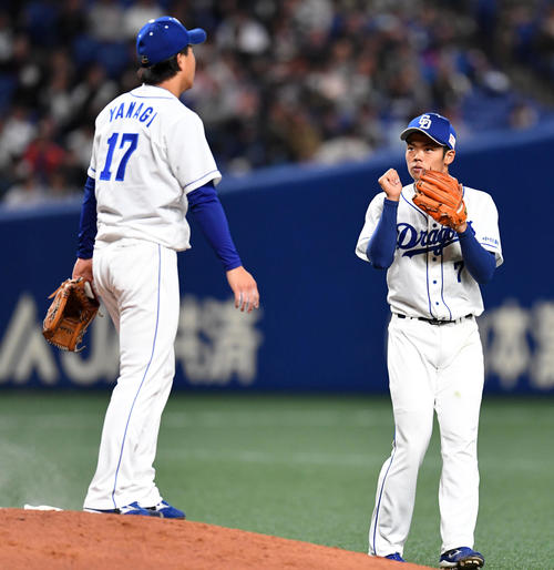 中日対西武 5回表西武無死二、三塁、柳(左)を激励する根尾(撮影・前岡正明)