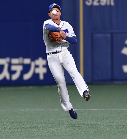 中日対西武 5回表西武1死二塁、源田の打球を一塁へ送球する根尾(撮影・前岡正明)