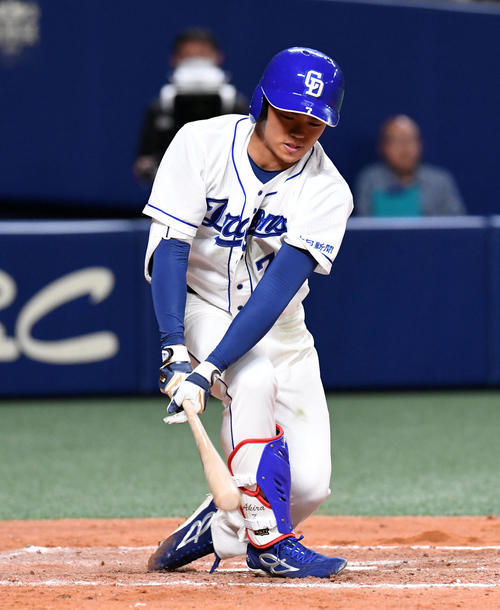 中日対西武 8回裏中日無死一、二塁、根尾は空振りの三振に倒れる(撮影・前岡正明)