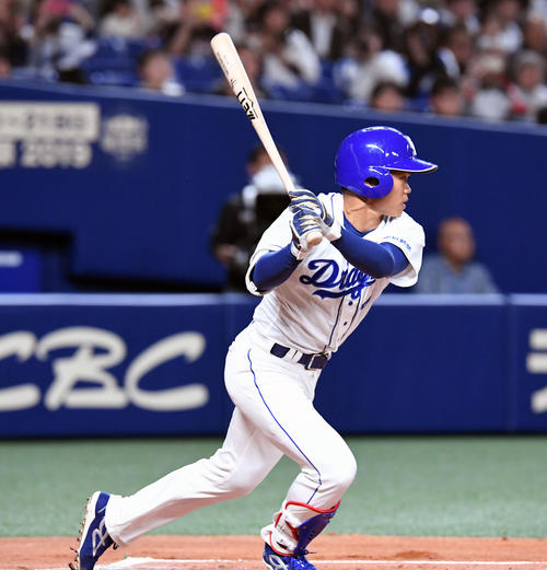 中日対西武 1回裏中日1死、根尾は左前打を放つ(撮影・前岡正明)