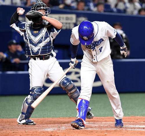 中日対西武 8回裏中日無死一、二塁、根尾は空振りの三振に倒れる(撮影・前岡正明)