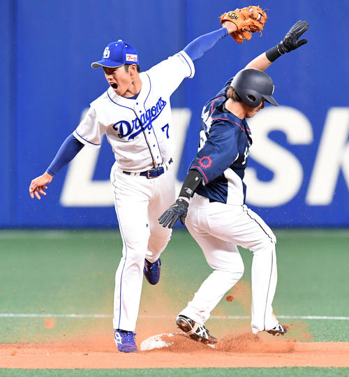 中日対西武 1回表西武無死一塁、金子侑の二塁盗塁でベースカバーに入る根尾(撮影・前岡正明)