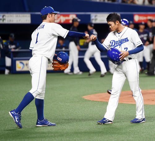 中日対西武 1回、左前打を放った根尾(右)は京田とグータッチ(撮影・前岡正明)