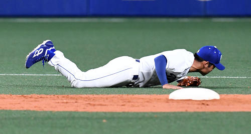 中日対西武 2回表西武2死二塁、呉の中前適時打に飛びつく根尾(撮影・前岡正明)