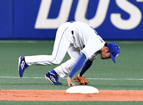中日対西武 2回表西武2死二塁、呉の中前適時打に飛びつく根尾(撮影・前岡正明)