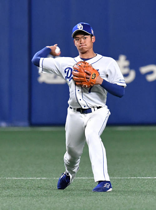 中日対西武 3回表西武1死、源田の遊撃への打球を一塁へ送球する根尾(撮影・前岡正明)