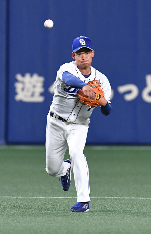 中日対西武 3回表西武1死、源田の遊撃への打球を一塁へ送球する根尾(撮影・前岡正明)