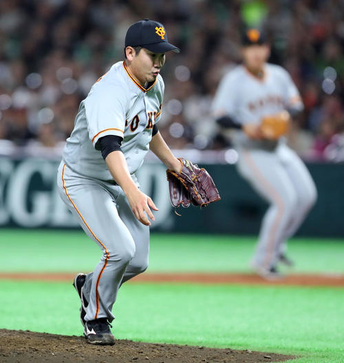 ソフトバンク対巨人 5回裏ソフトバンク2死、菅野は福田の折れたバットを避けながら投ゴロを処理する(撮影・垰建太)