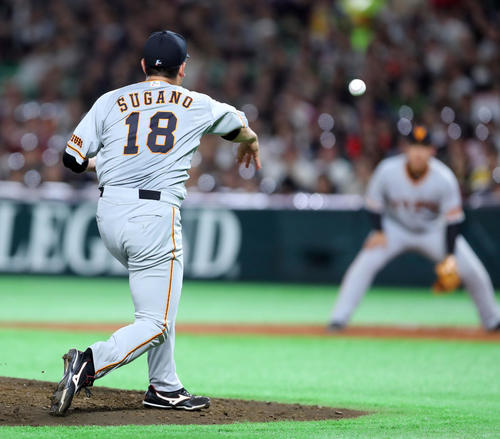 ソフトバンク対巨人 5回裏ソフトバンク2死、菅野は福田の折れたバットを避けながら投ゴロを処理する(撮影・垰建太)