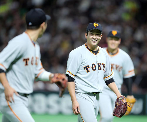ソフトバンク対巨人 5回裏ソフトバンク2死、菅野は福田の折れたバットを避けながら投ゴロを処理し仲間にサムアップのジェスチャーを送る(撮影・垰建太)