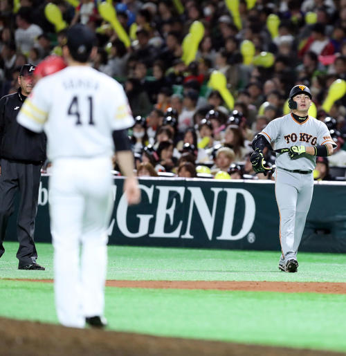 ソフトバンク対巨人 7回表巨人2死、千賀(左)からこの日初となる内野安打を放った丸(撮影・垰建太)