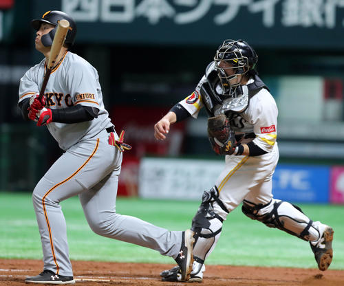 ソフトバンク対巨人 7回表巨人2死一塁、代走立岡の二盗を刺す甲斐(撮影・垰建太)