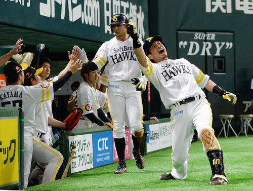 8回裏ソフトバンク無死二塁、松田宣は右越え2点本塁打を放ち、ベンチ前で「熱男!」(撮影・今浪浩三)