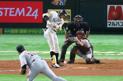 5回裏ソフトバンク2死、福田の折れたバットをよけながら打球を処理する菅野、投ゴロとする(撮影・梅根麻紀)