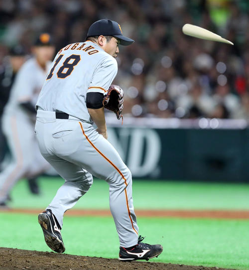 ソフトバンク対巨人 5回裏ソフトバンク2死、菅野は福田の折れたバットを避けながら投ゴロを処理する(撮影・垰建太)