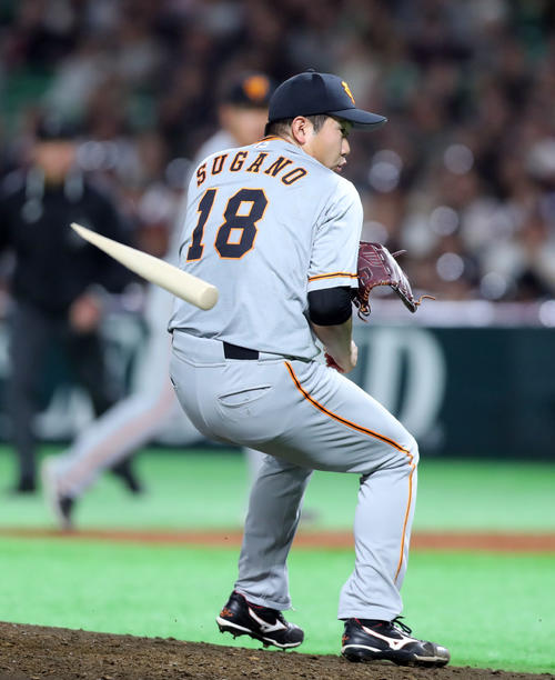 ソフトバンク対巨人 5回裏ソフトバンク2死、菅野は福田の折れたバットを避けながら投ゴロを処理する(撮影・垰建太)