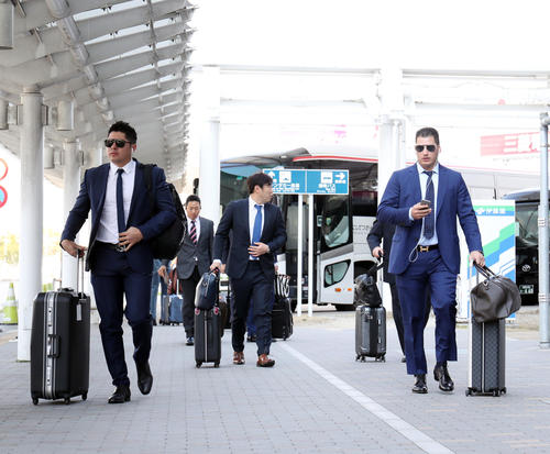 福岡空港を移動する巨人ビヤヌエバ（左）とゲレーロ（右）（撮影・垰建太）