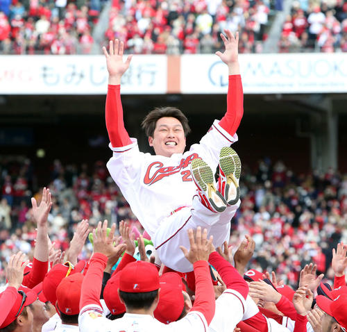 広島対オリックス　引退セレモニーで胴上げされる新井貴浩氏（撮影・栗木一考）