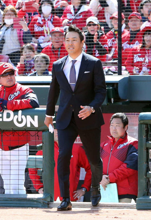 広島対オリックス サプライズ贈呈式に登場する黒田博樹氏(撮影・栗木一考)