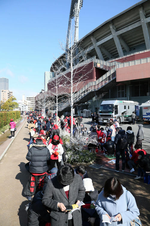 広島対オリックス 新井貴浩の引退試合に行列を作るファン(撮影・栗木一考)