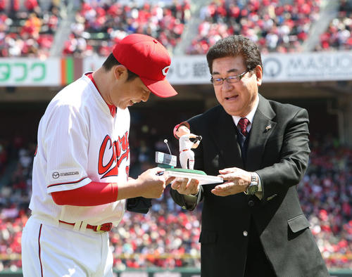広島対オリックス 山本浩二氏(右)からサプライズ贈呈をされる新井貴浩氏(撮影・栗木一考)