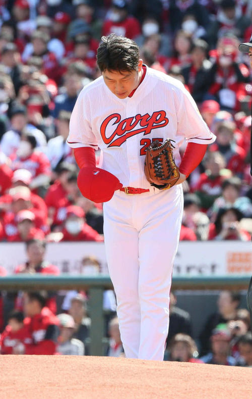 広島対オリックス 始球式の前にマウンドに一礼する新井貴浩氏(撮影・栗木一考)