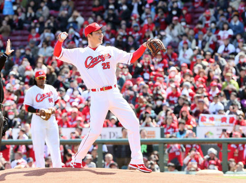 広島対オリックス 始球式する新井貴浩氏(撮影・栗木一考)