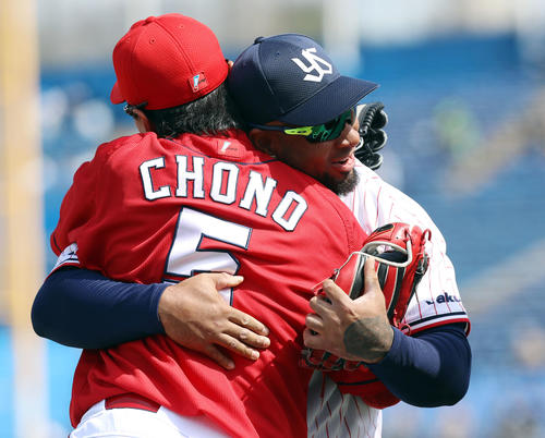 ヤクルト対広島　試合前、抱き合い再会を喜ぶ長野（左）とバレンティン（撮影・狩俣裕三）