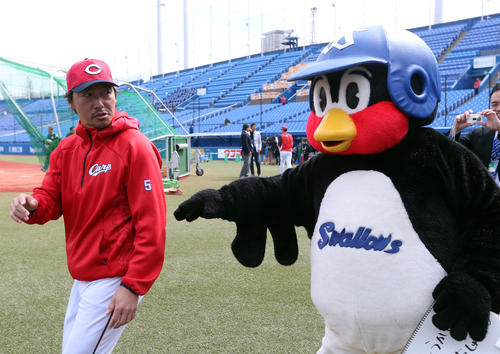 ヤクルト対広島　試合前、つば九郎と談笑する長野（撮影・狩俣裕三）
